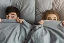 Trốn 14 giờ dưới gầm giường vì bạn trai của nhân tình bất ngờ về nhà