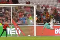 Video: Con trai Ronaldo lập siêu phẩm "ngả bàn đèn"