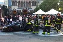 Siêu xe Lamborghini Huracan bốc cháy khi đang lăn bánh 