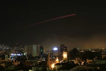 Hàng loạt căn cứ quân sự Syria bị nã tên lửa, kho đạn bốc cháy