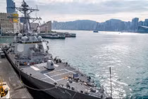 Cận cảnh khu trục hạm áp tải tàu sân bay Mỹ tới Hong Kong