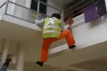 “Người nhện” tay không leo 4 tầng nhà cứu em bé lơ lửng ngoài ban công