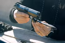 Kỳ dị thiết kế lưỡi lê cho súng ngắn bán tự động