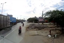 Video: Trộm vặt gương container đỗ ven đường trong nháy mắt 