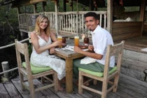 Lỡ World Cup, sao M.U sang Việt Nam 'giải sầu'