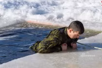 Rùng mình cách binh sĩ Canada sống sót giữa rừng băng tuyết