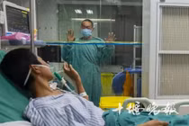 Nhặt cốc múc nước sông uống, thiếu niên TQ bị xơ hóa phổi chết thảm