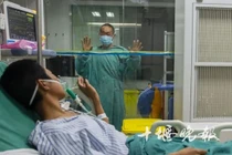 Nhặt cốc múc nước sông uống, thiếu niên TQ bị xơ hóa phổi chết thảm