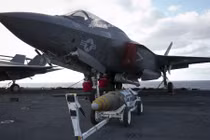 Hải quân Mỹ lần đầu tiên gắn bom cho F-35B