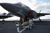 Hải quân Mỹ lần đầu tiên gắn bom cho F-35B