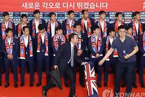 Cầu thủ đội tuyển Hàn Quốc bị ném trứng thối khi trở về nước	