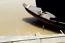 Video: Hoảng hồn cảnh 2 xe lớn bất thình lình lao lên chèn ép xe con