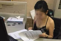 Nữ công chức TQ mặc “thiếu vải” ngồi làm việc gây bức xúc