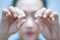 Gian lận thi cử bằng FaceTime, tai nghe Bluetooth màu da