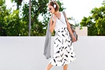 Cách phối đồ với chân váy midi dễ thương và gợi cảm