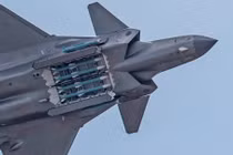 Mỹ lại bóc mẻ khả năng tấn công tầm xa của J-20 Trung Quốc