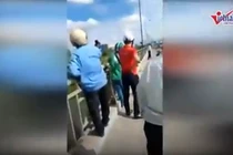 Video: Tài xế Grab kịp cứu người đàn ông định nhảy cầu