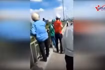 Video: Tài xế Grab kịp cứu người đàn ông định nhảy cầu