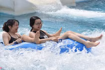 Gái xinh mặc bikini "quậy" tưng bừng ở công viên nước Hồ Tây