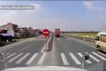 Ô tô bán tải vượt ẩu, ép container đánh lái lao sang làn ngược chiều