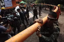 Tìm cách mở hầm xuyên núi đưa 12 cậu bé trở ra	