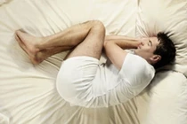 Quý ông "lên xuống thất thường" vì nằm ngủ sai cách