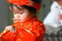 Lì xì bên nội 100 nghìn vẫn bị mỉa mai “đồ kẹt xỉ” 