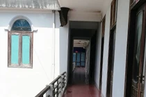 Nhiều người hiếu kỳ với tổ ong mật "khủng" trong trụ sở huyện