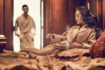 Đi công tác xa về, chồng chết lặng vì "món quà" vợ trẻ đang mang