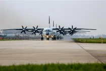 Bắt chước Mỹ, Không quân Trung Quốc diễu binh "voi đi bộ" với Y-9