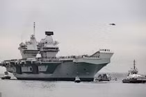 Khó đỡ lỗi ngập nước tàu sân bay đắt nhất lịch sử nước Anh