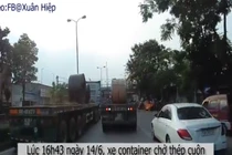 Video: Xe container chở thép cuộn 60 tấn đứt cáp xích, nhiều người thoát nạn