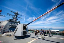 Dàn vũ khí “khủng” trên tàu tên lửa Mỹ tại Đà Nẵng