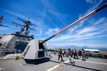 Dàn vũ khí “khủng” trên tàu tên lửa Mỹ tại Đà Nẵng