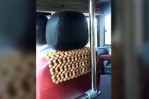 Video: Tài xế vừa lái xe vừa gác chân nghe điện thoại