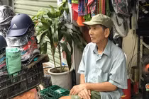 NSƯT Trần Hạnh bán giày, mũ bảo hiểm mưu sinh ở tuổi 89	