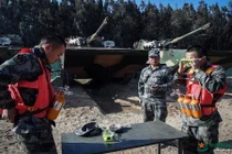 Choáng: Lính thiết giáp Trung Quốc vượt biển phải đeo bình lặn