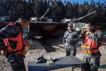 Choáng: Lính thiết giáp Trung Quốc vượt biển phải đeo bình lặn