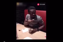 Video: Dùng tay không ăn lẩu, chàng trai khiến dân mạng rùng mình