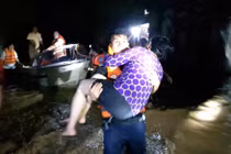 Thanh Hóa: Cảnh sát cứu hộ, cứu nạn trắng đêm giải cứu người dân kẹt trong rốn lũ 