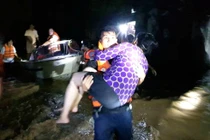 Thanh Hóa: Cảnh sát cứu hộ, cứu nạn trắng đêm giải cứu người dân kẹt trong rốn lũ 