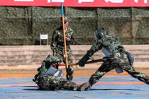 Ngạc nhiên cảnh Quân đội Trung Quốc luyện quân như thời trung cổ