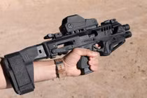 Ngạc nhiên phụ kiện biến súng ngắn thành tiểu liên cực kỳ lợi hại