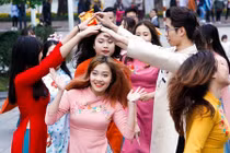 Nữ sinh ĐH Ngoại Thương diện áo dài nhảy sôi động tại Phố đi bộ