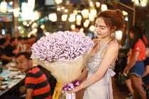 Chưa Valentine, cô gái đã tặng quà bạn trai bó hoa tiền gần trăm triệu