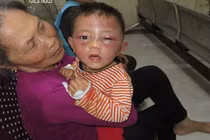 Bắt khẩn cấp gã cha dượng đánh gục con riêng của vợ