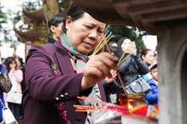 Người dân Thủ đô nô nức đi lễ, xin chữ cầu may ngày mồng 1 