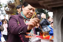 Người dân Thủ đô nô nức đi lễ, xin chữ cầu may ngày mồng 1 