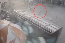 Video: Thoát chết thần kỳ sau cú xe tải tông trực diện rồi lật ngang