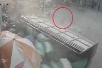 Video: Thoát chết thần kỳ sau cú xe tải tông trực diện rồi lật ngang